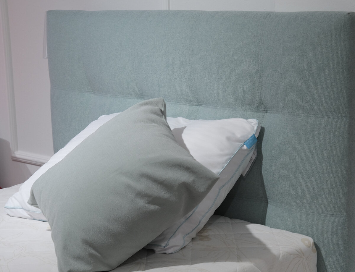 Кровать в мягкой обивке. Ткань обивки - велюр.