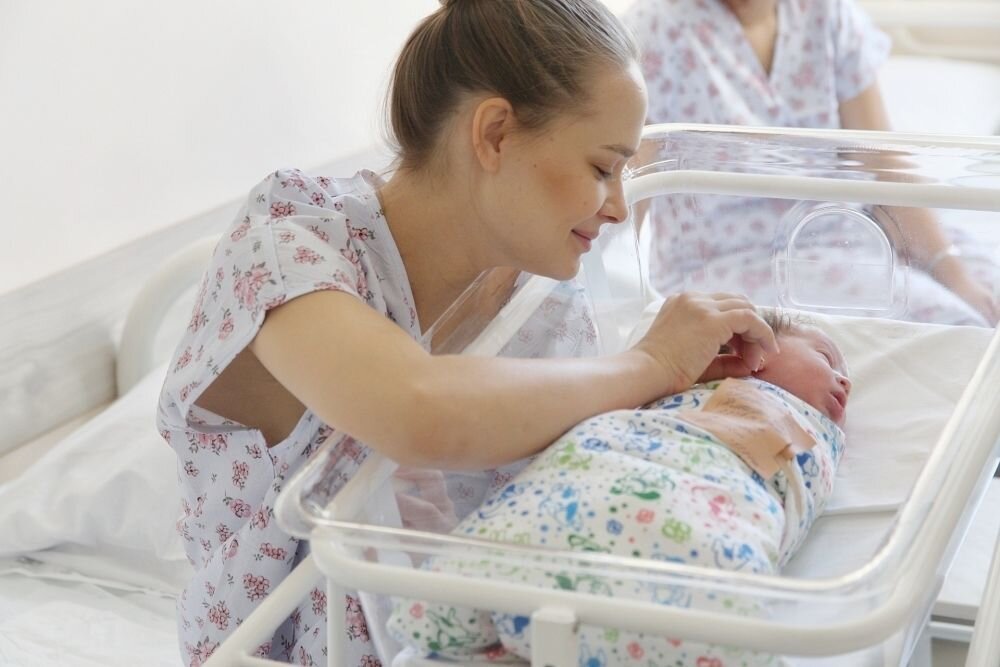 Фото с просторов интернета. Только модели в роддоме могут выглядеть приемлемо и иметь легкий румянец.