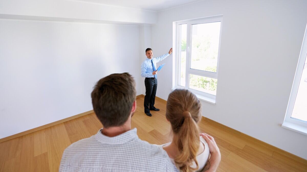   Риелтор показывает квартиру молодой паре © Depositphotos / Syda_Productions