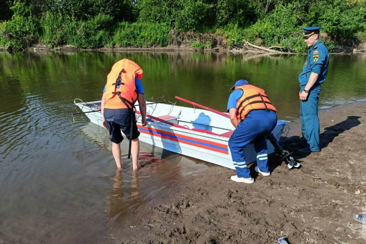 Полк солдат подошел к реке по реке катались на лодке два мальчика