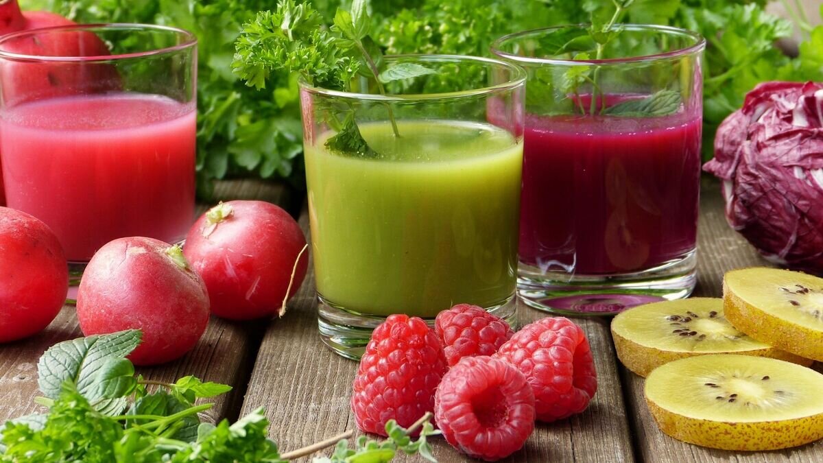    Напитки из свежих овощей, фруктов и ягод© Pixabay / silviarita