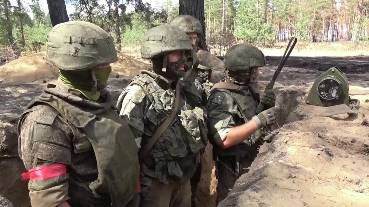    Военнослужащие Центрального военного округа перед стрельбой из РСЗО "Ураган" в ходе специальной военной операции. Стоп-кадр видео© РИА Новости / Министерство обороны РФ