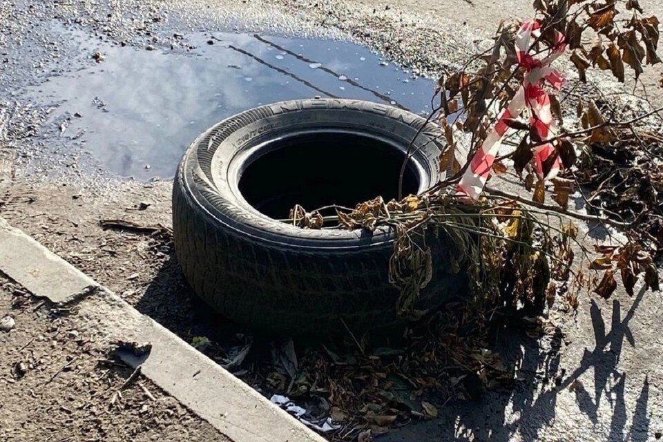     В Новосибирске открытые колоды огородили шинами и ветками. Фото: предоставлено Анастасией.