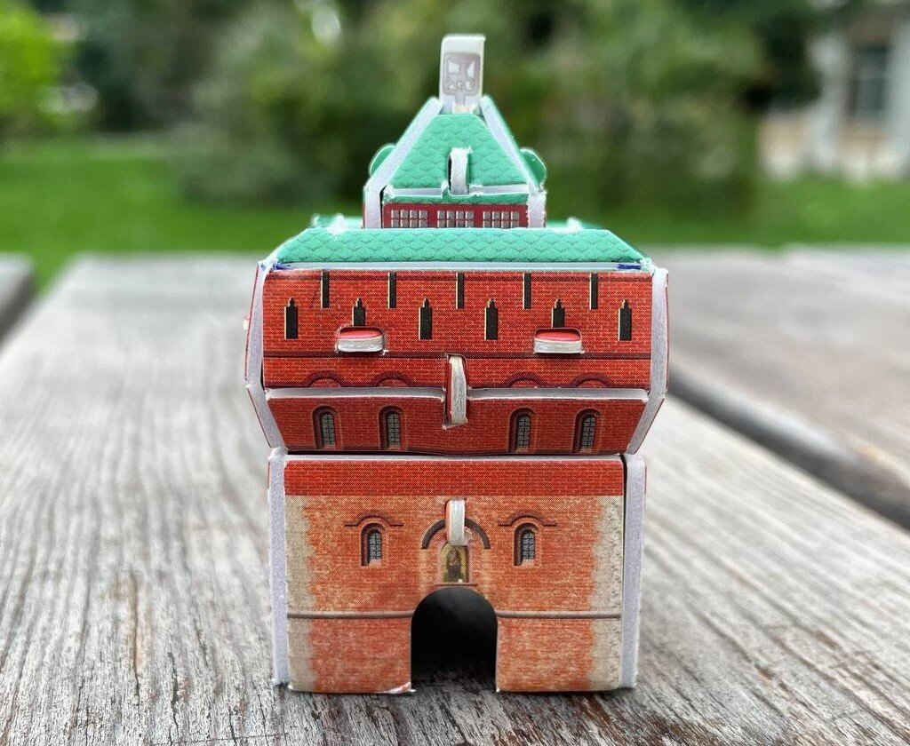    Картонный макет башни скоро появится в центре бумажного города Арина Полтанова