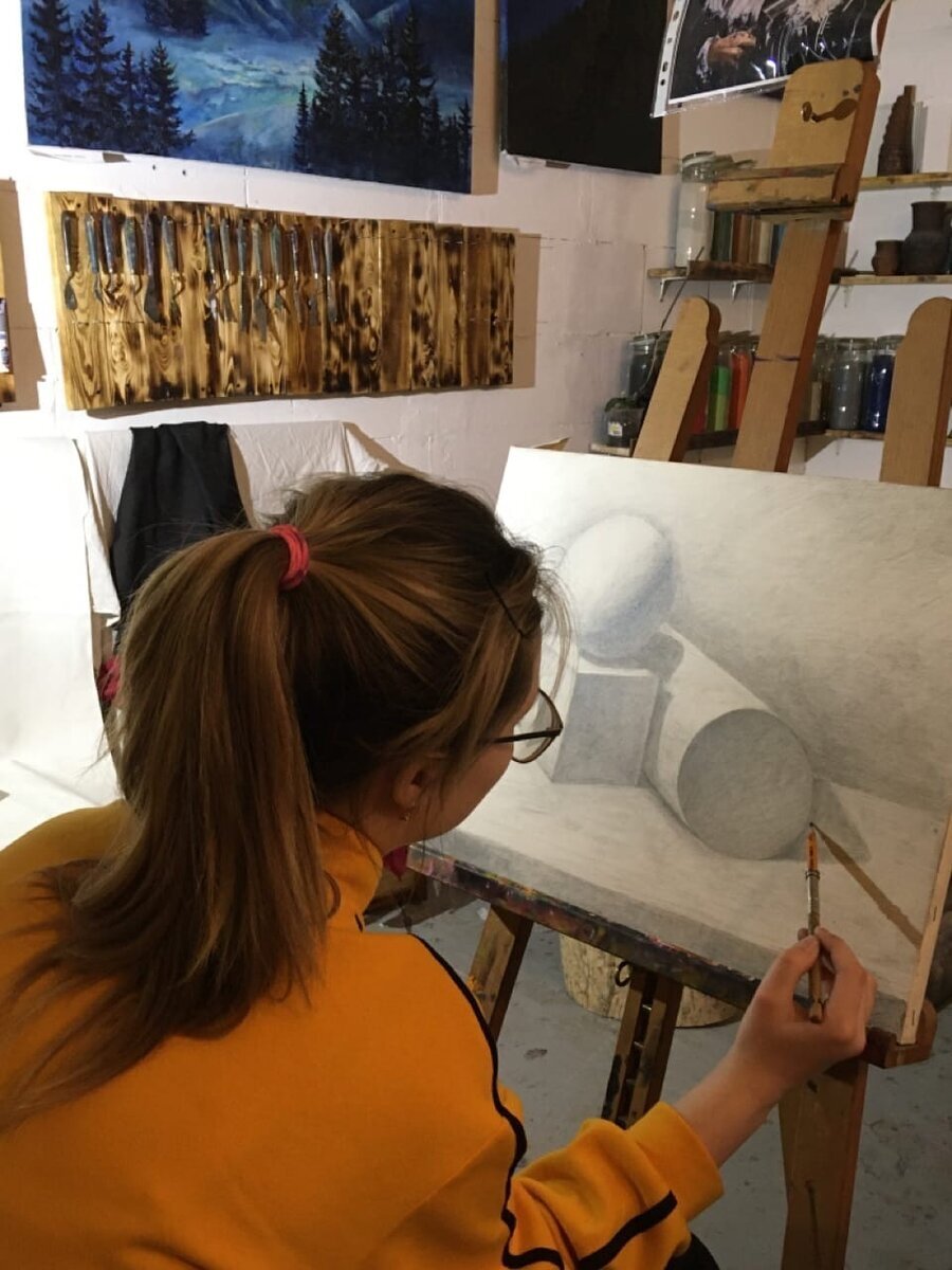 Лиза работает над первым рисунком