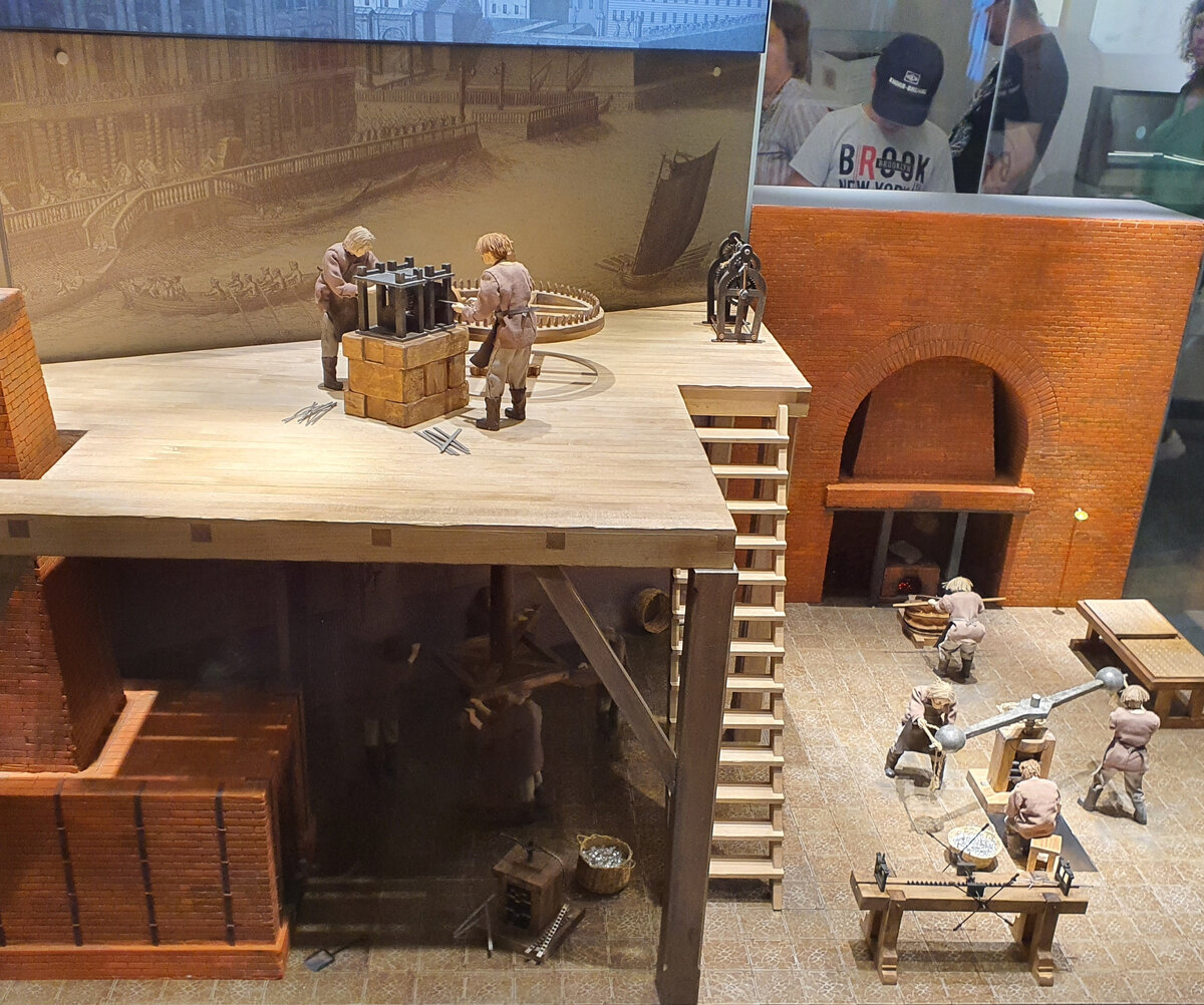 Стенд с процессом чеканки монет