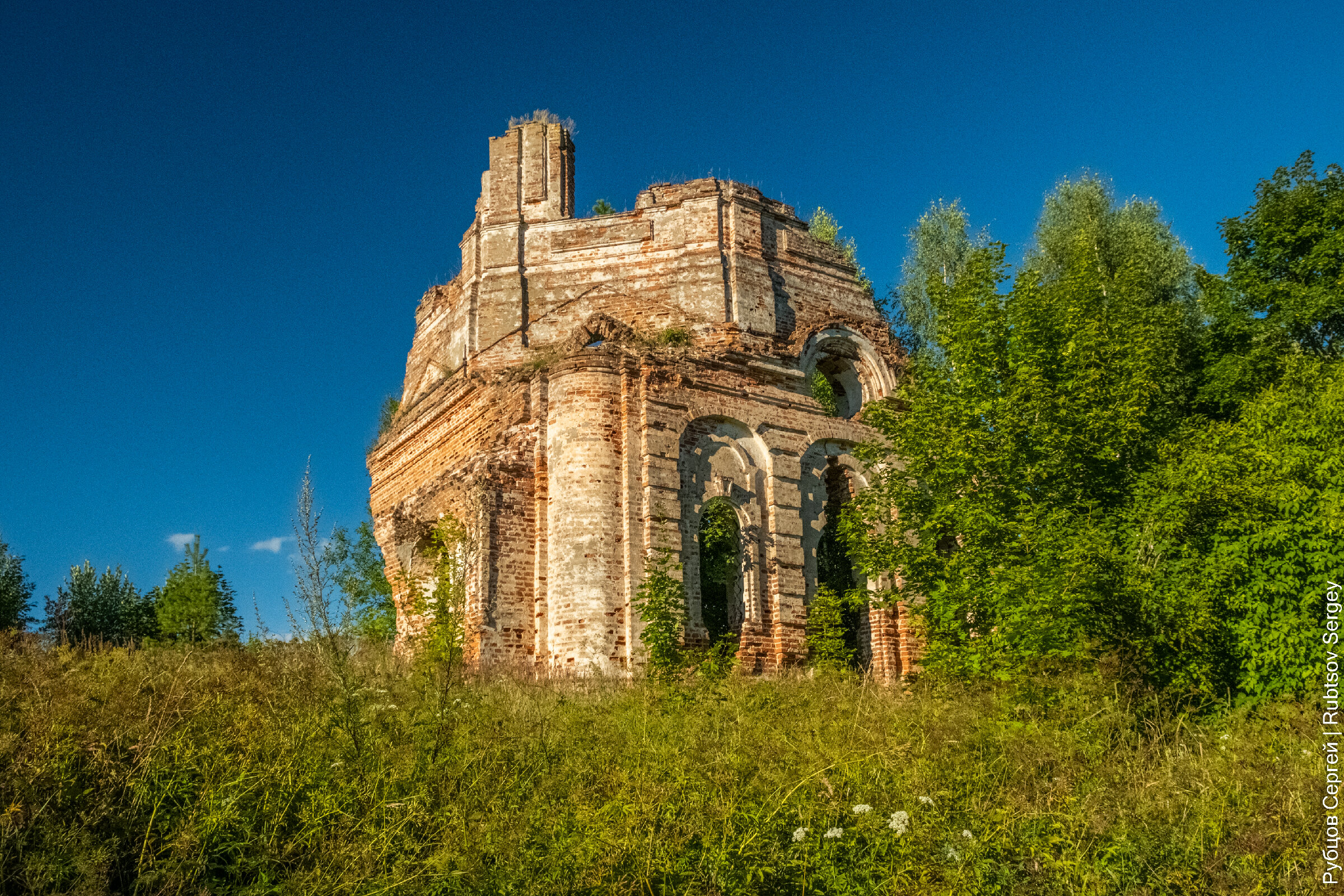 Одинокие стены храма в Груздово.