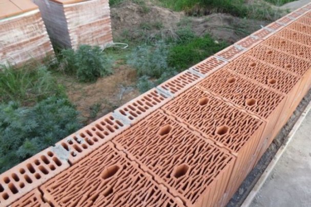 Несущие стены дома из теплой керамики и пустотелого облицовочного кирпича. Очень теплые (возможно), но очень непрочные. Может, кто не понимает, но такой чересчур пустотный материал имеет свойство трескаться с космической скоростью. Понятно теперь, почему сроки жизни таких стен просто мизерны