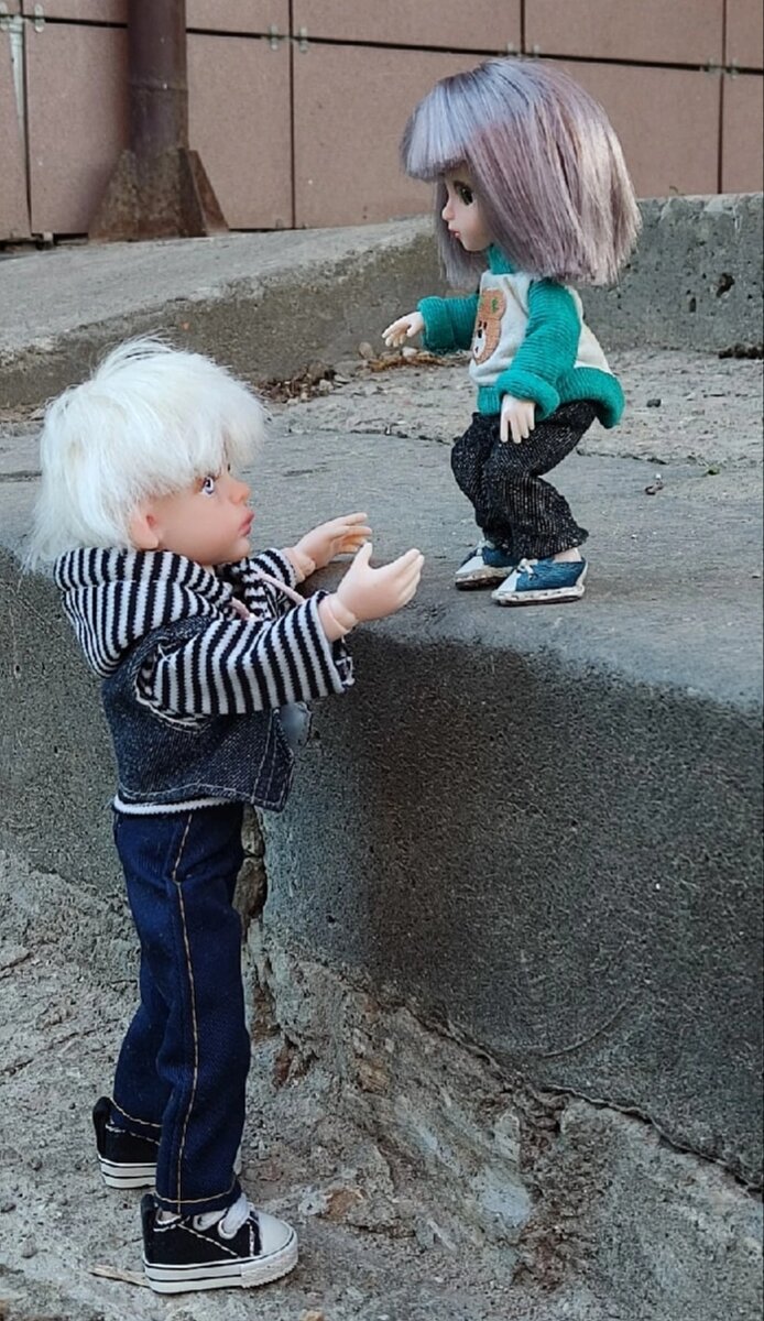 У меня был еще и старший брат. Но родители никогда так и не узнали, что он не еще одна «мера безопасности», а как раз очень даже «мера опасности». ) Где мы только с ним не лазили и чего только не творили... )
