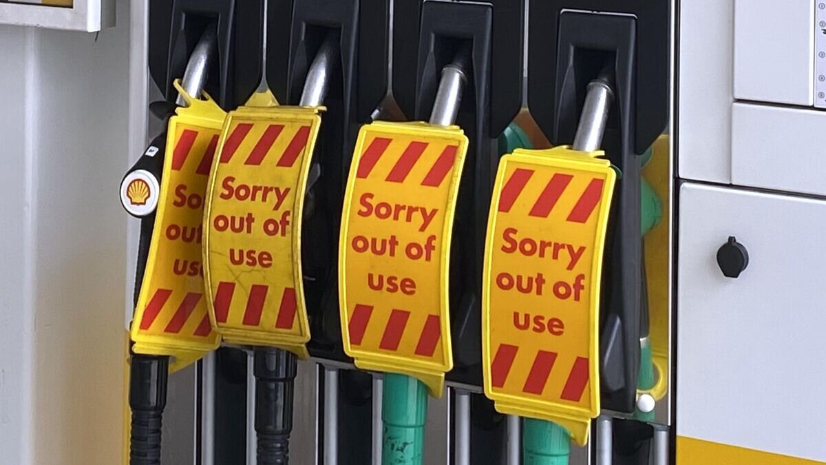    Заправочные пистолеты на автозаправочной станции Shell в Лондоне© РИА Новости / Жанна Манукян