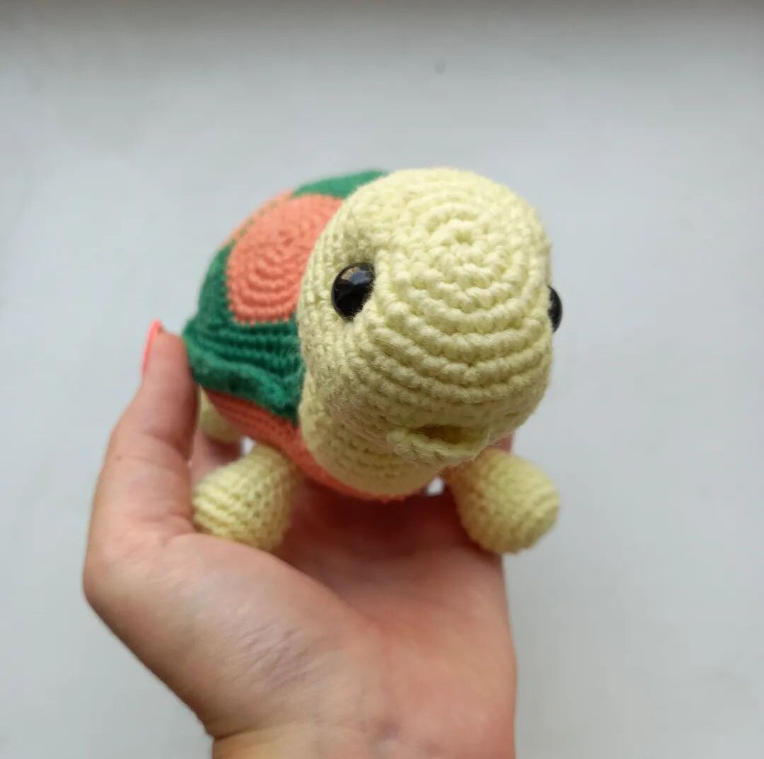 Вязаная черепашка, возможен повтор в любом цвете.