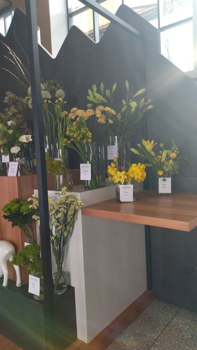 Цветы здесь тоже продают