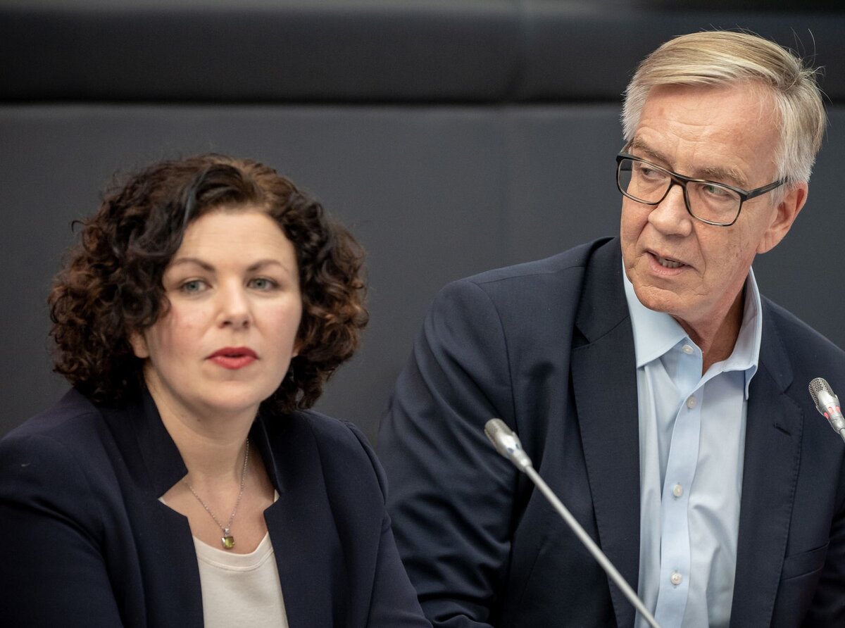 Fraktionsvorsitzende Amira Mohamed Ali und Dietmar Bartsch Foto: Michael Kappeler / dpa