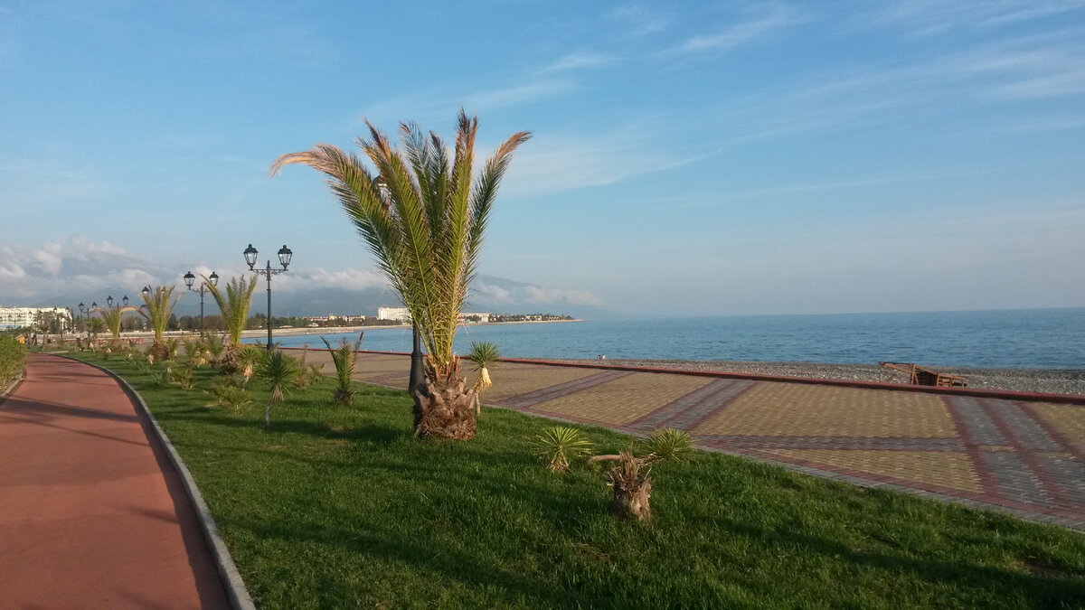 Листайте вправо. Адлерская набережная (фотографии автора)