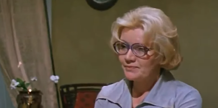 Мама Алёны (Раиса Куркина), кадр из фильма "Мелодия на два голоса" (1980)