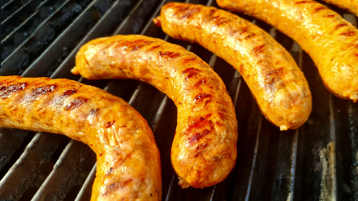 домашняя колбаса из свинины и говядины. колбаса домашняя украинская. приготовить колбаски из свинины. колбаски собственного приготовления. приготовить колбаски из свинины.