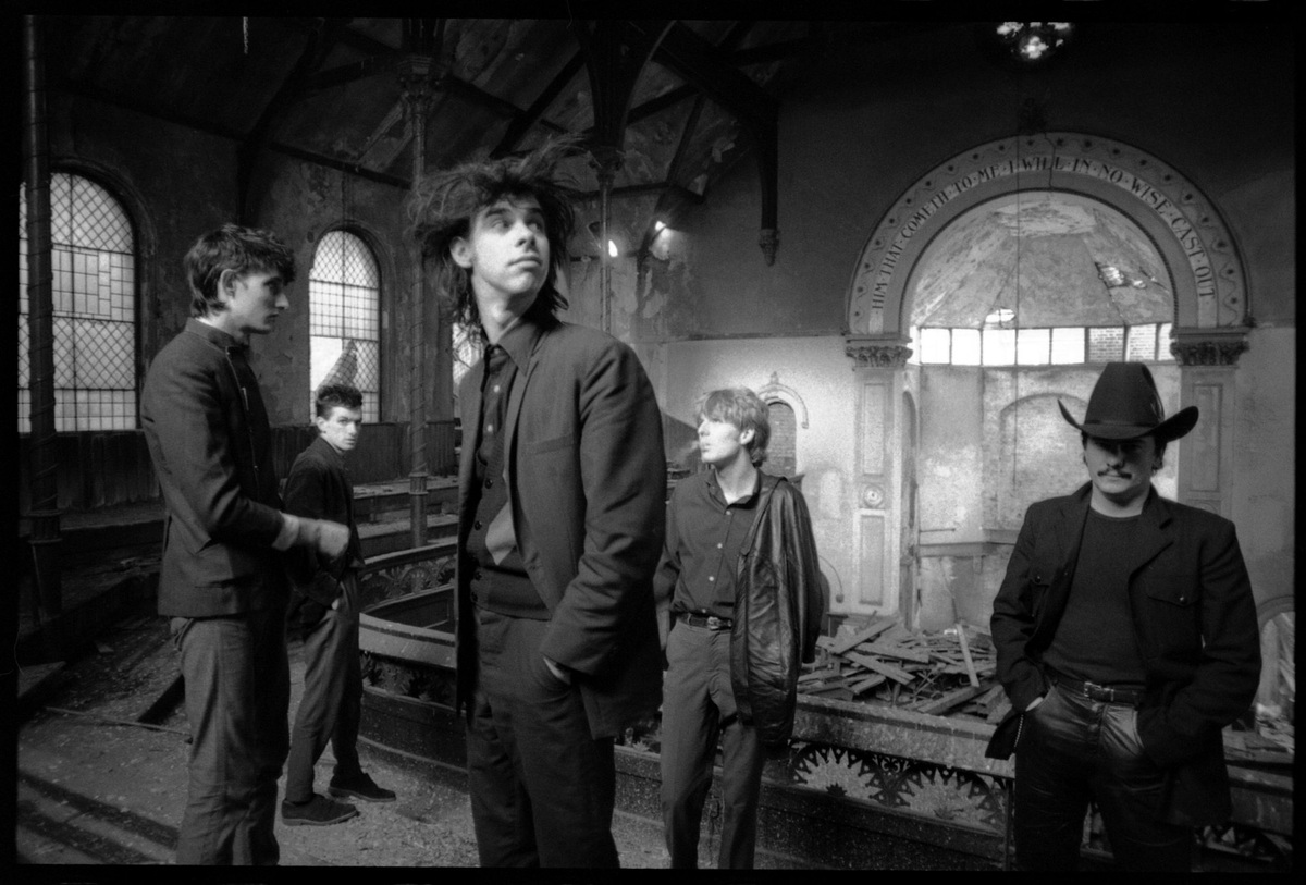    Там Ник Кейв очень быстро проникся духом рок-н-ролла и начал первые музыкальные эксперименты в качестве вокалиста кавер-группы, исполнявшей песни Элиса Купера / Gettyimages.ru