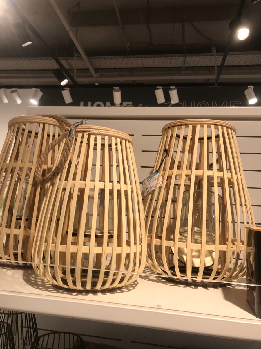 Два размера фонаря. Большой 1379 р, по меньше 1099 р.