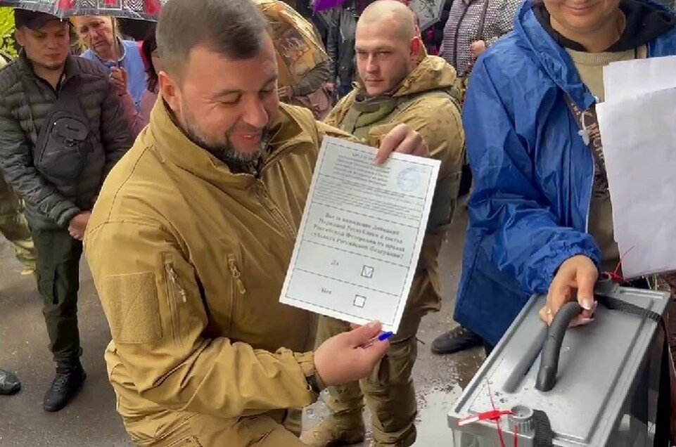    Лидер Республики показал заполненный им бюллетень. Фото: телеграм-канал Дениса Пушилина