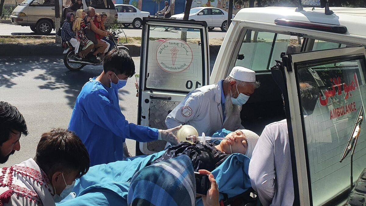    Девушка, пострадавшая от взрыва в образовательном учреждении в районе Дашт-и-Барчи в Кабуле© AFP 2022
