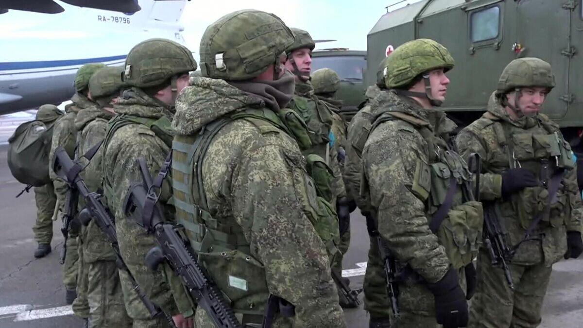    Личный состав миротворческих сил ОДКБ на аэродроме в Алматы. Скриншот видео© РИА Новости / Министерство обороны РФ