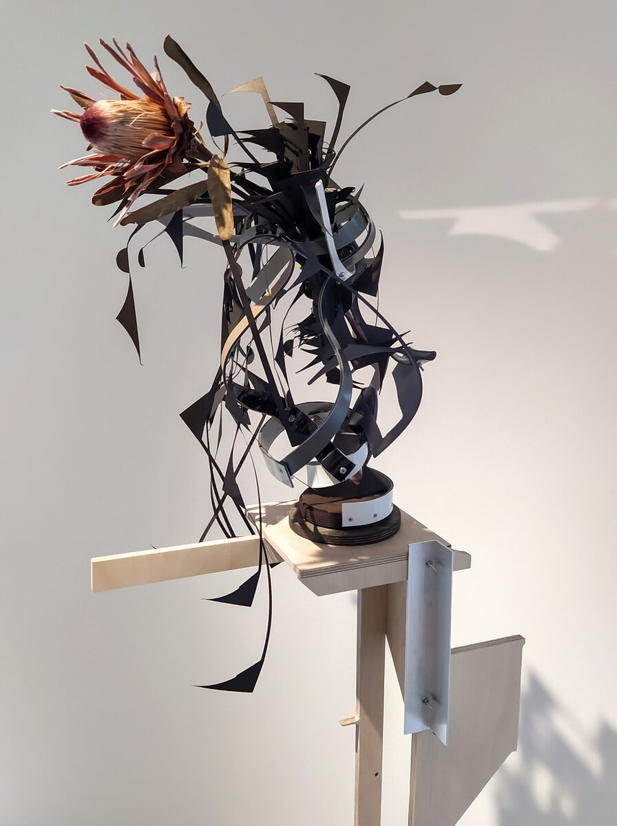 Миша Бурый, антропоморфная скульптура из отходов(без названия). Фото автора.