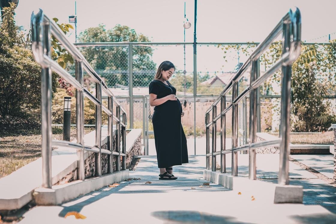    Беременная женщина на улице:Unsplash / Eyre June Bustamante