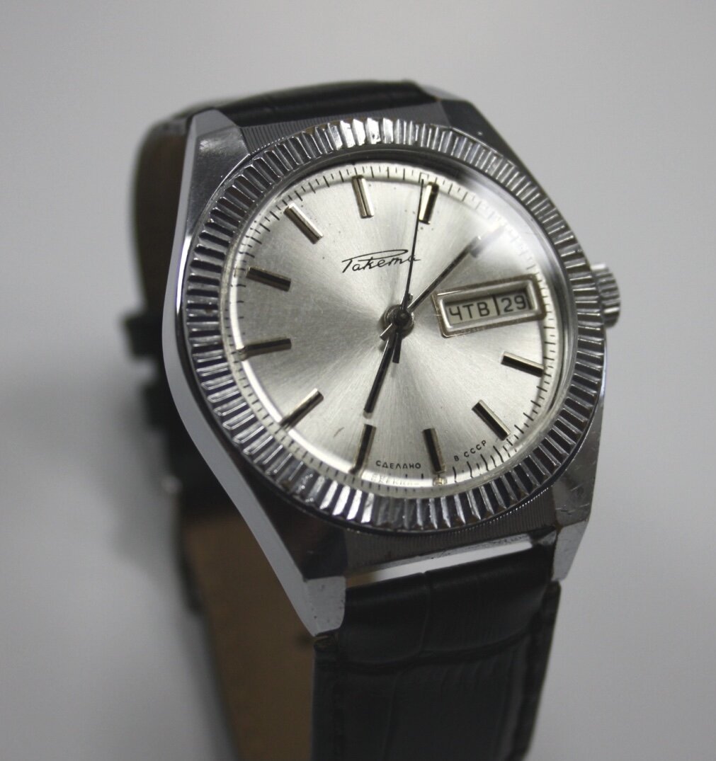 Наручные часы Raketa & Rolex Oyster Perpetual 1 1970 с ребристым безелем в серебристом исполнении. Фото из интернета. 