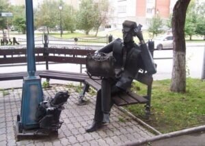 Интересный факт. В Екатеринбурге установлена скульптура «Риэлтор и собачка». Риэлтор работает на ноутбуке и разговаривает по мобильному телефону.