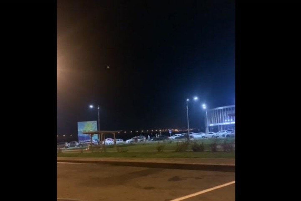     В очереди на Крымский мост со стороны Тамани люди спели хит Олега Газманова «Вперед, Россия». Фото: скриншот из видео