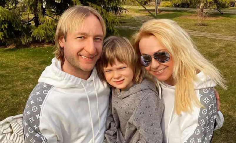 Евгений Плющенко со своей женой Яной Рудковской и младшим сыном
