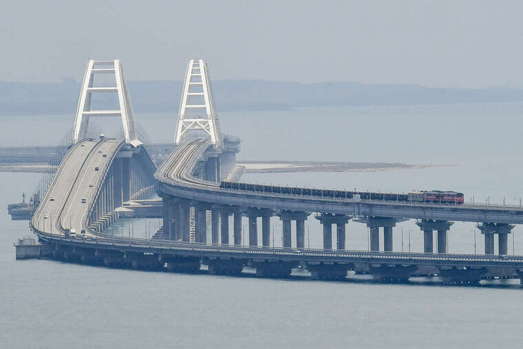    Квадрокоптеры выстроились в небе над Крымским мостом, образовав некую надпись