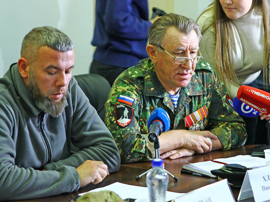     Участник спецоперации Виктор Руан и ветеран Николай Хлебодаров. Василий Тараруев