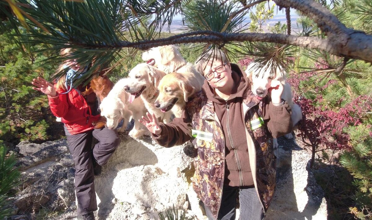 Главное - удачно настроить камеру. За ёлкой скрывается один из артистов кордебалета. 