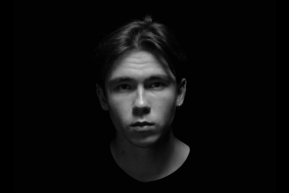 Владелец квартиры под крышей и инициатор ее творческого переосмысления – художник Никита Чернорицкий /Мария Мелешко 