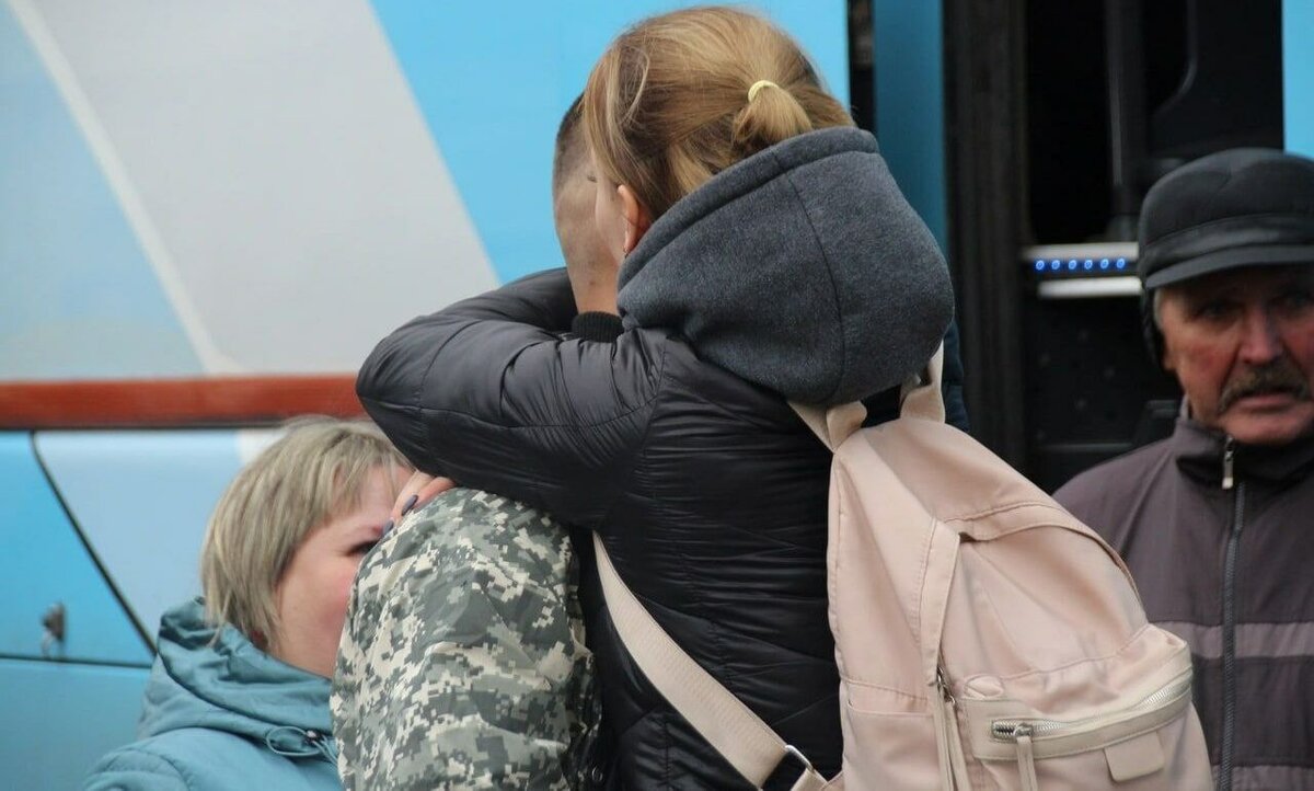  📷    В Новотроицке проводили 10 мобилизованных мужчин в учебный центр Кристина Просвиркина
