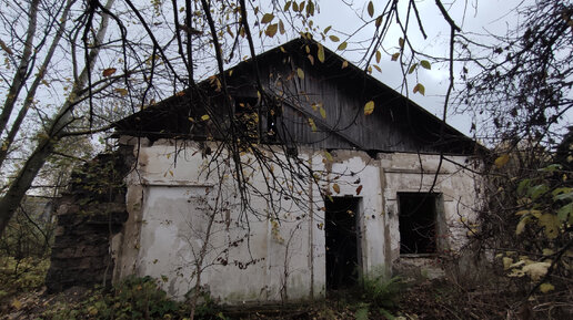 Заброшенный дом в умирающем посёлке Тульской области. Интересные находки внутри