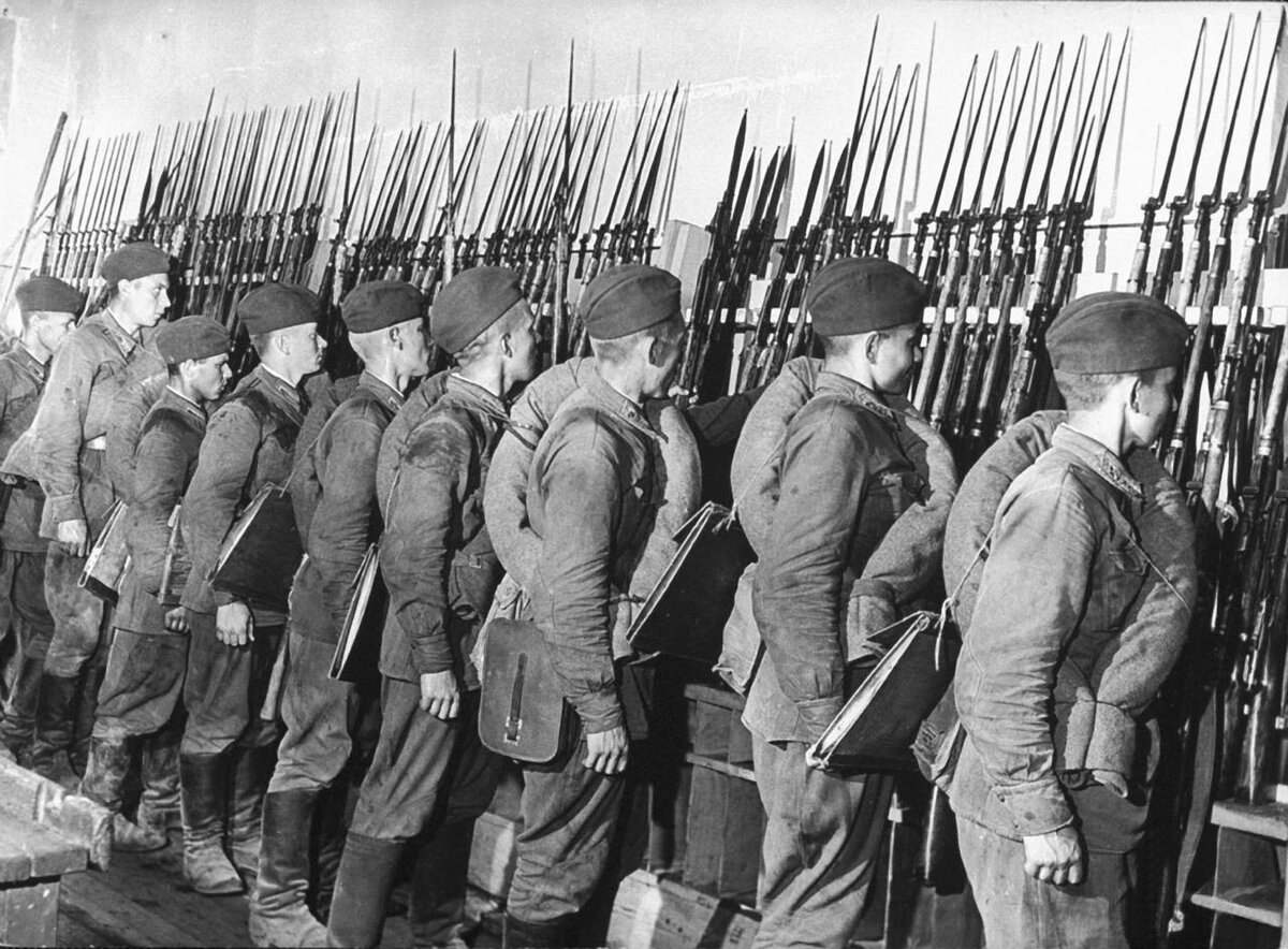Летом 1939 г. Скатка шинели РККА 1941. Рабоче-Крестьянская красная армия (РККА). Боец красной армии 1941. Боец РККА 1941.