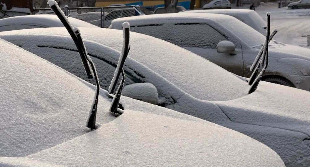 Поднятие щеток на ночь это зло, этим вы растягиваете пружину поводка и потом он будет плохо прилегать к лобовому стеклу