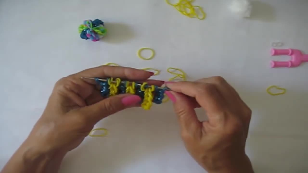 ЗАЙЧИК из резинок на рогатке без станка. Фигурки из резинок | Rabbit Rainbow Loom