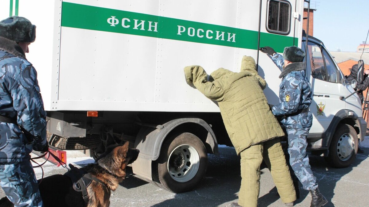     Соседи пожаловались на неприятный запах в подъезде, а полиция обнаружила лабораторию по производству наркотиков.