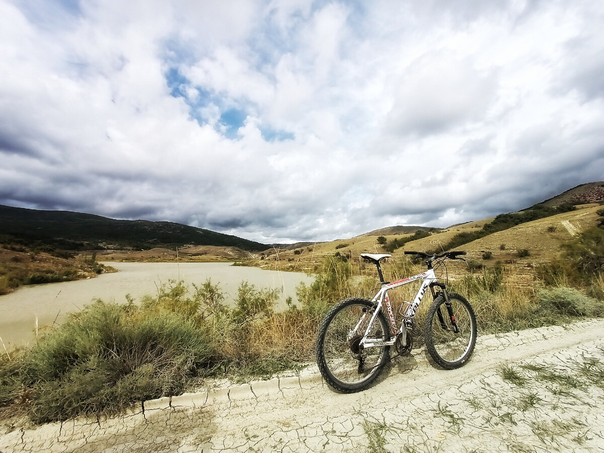 У озера Фундук.