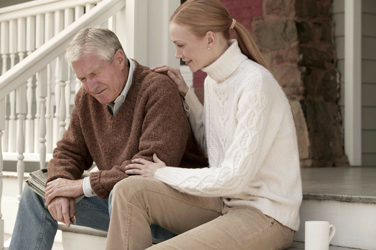 родители учат детей. девочки с папами. родители и дети. пожилой отец и взрослая дочь. разговор отца с дочкой.