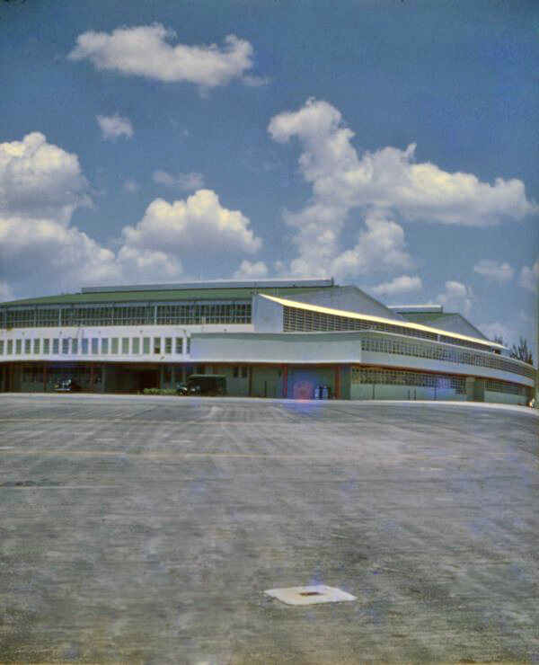 Именно здесь состоялся тот скандальный концерт The Doors. Конференц -центр Coconut Grove (ранее Dinner Key Auditorium , также известный как Coconut Grove Expo Center ) был крытой ареной и выставочным залом в Майами , Флорида . Первоначально он был построен как ангар в международном панамериканском аэропорту в Диннер-Ки . Заведение закрылось в 2005 году и шесть лет использовалось как продюсерская студия . Здание было снесено в 2013 году, и теперь на его месте находится парк Регата. 