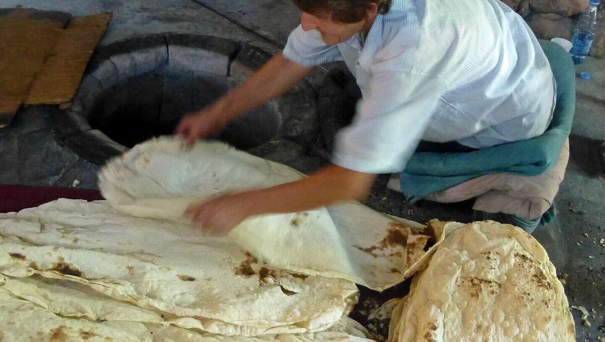     Лаваш — это национальное армянское блюдо, которое долго не портится. А приобретенный в магазинах Ростова лаваш, популярный у горожан, быстро покрывается плесенью, сообщил RostovGazeta краевед Георгий Багдыков.