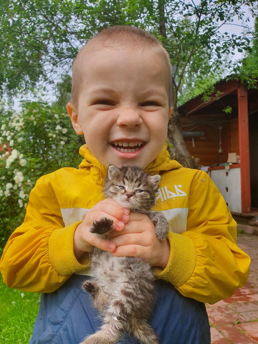 Юный Макар держит (НЕ ДУШИТ) юную Бейонсе. Если что, он ее любит и постоянно про нее спрашивает. 