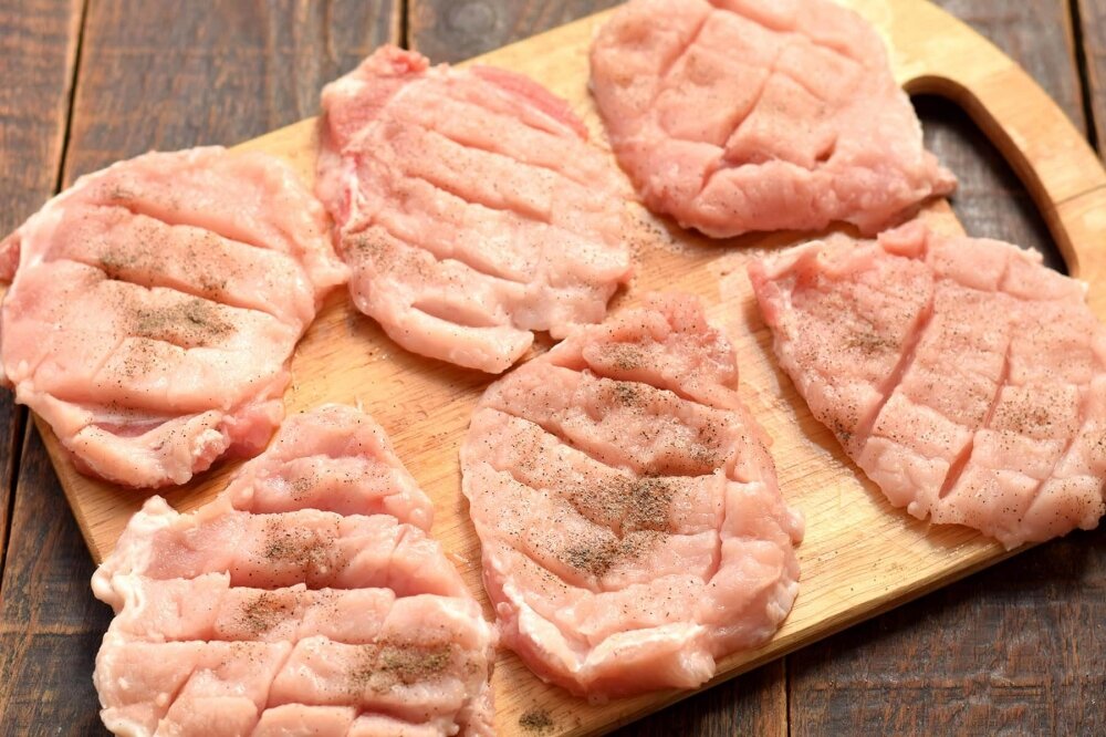 отбивные из свинины в духовке с сыром. свинина под майонезом в духовке. мясо под майонезом в духовке. мясо под ананасами в духовке. свиная отбивная запеченная с овощами.