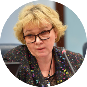 «Именно на первых стадиях заболевания, после оперативного вмешательства, крайне важно диспансерное наблюдение, - считает заместитель руководителя рабочей группы Всероссийского союза страховщиков по организации ОМС Елена Третьякова. - Но многим пациентам, перенесшим операцию, психологически сложно вновь посещать онколога, многие из них после удаления опухоли считают себя излечившимися и не уделяют должного внимания регулярным обследованиям. А это может привести к несвоевременному позднему выявлению рецидива или метастазирования, а следовательно, к позднему началу химио- и таргетной терапии, что снижает эффективность лечения и может иметь необратимые последствия для здоровья».