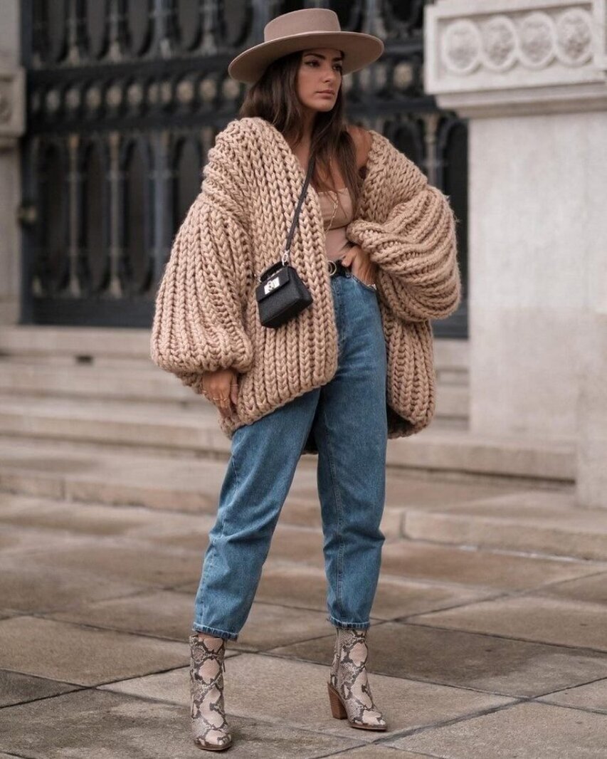 Женский oversize сегодня является невероятно популярным, ведь одаривает женщин возможностью чувствовать себя максимально комфортно и уверенно