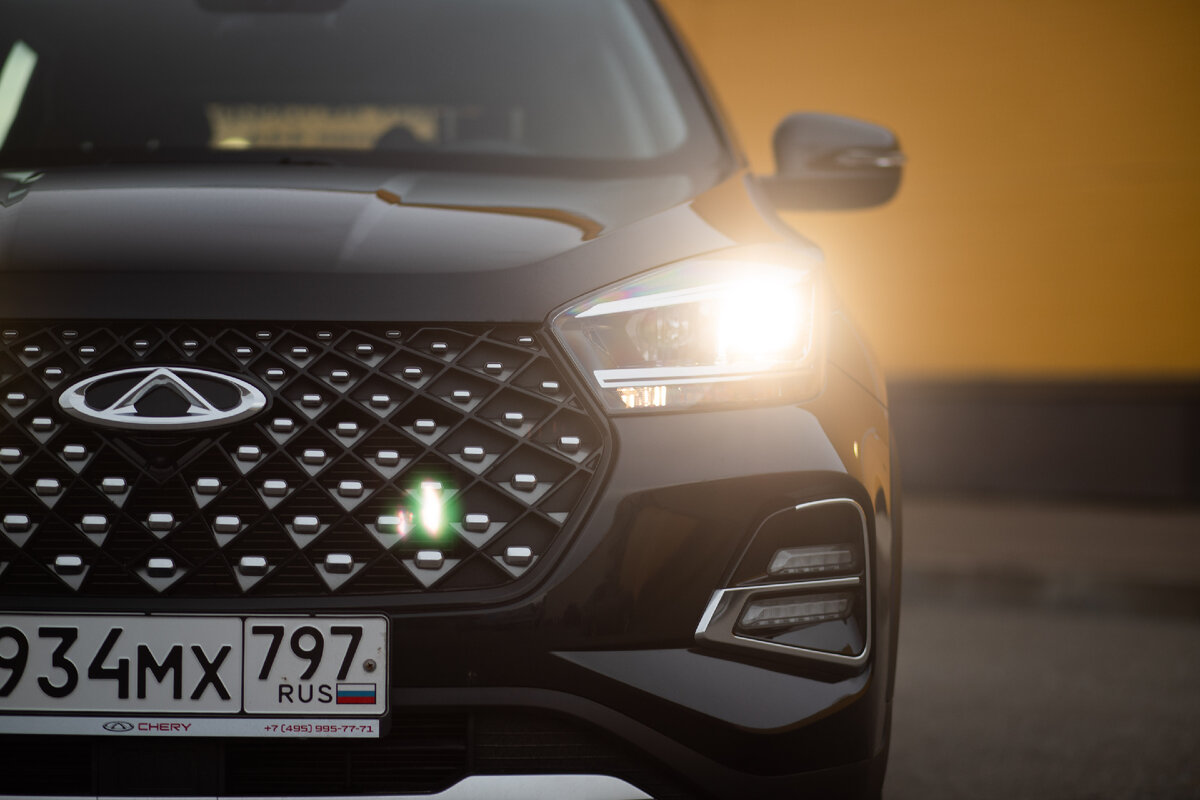 Стилистические изменения коснулись и переднего бампера – в частности, дневные светодиодные ходовые огни теперь выполнены в виде сдвоенных светодиодных полос и обрамлены G-образным элементом отделки